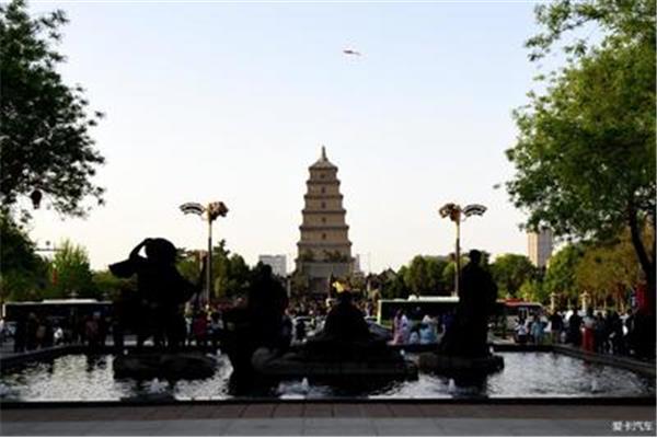 同诸公登慈恩寺塔