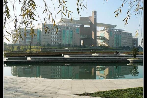 东北政法大学