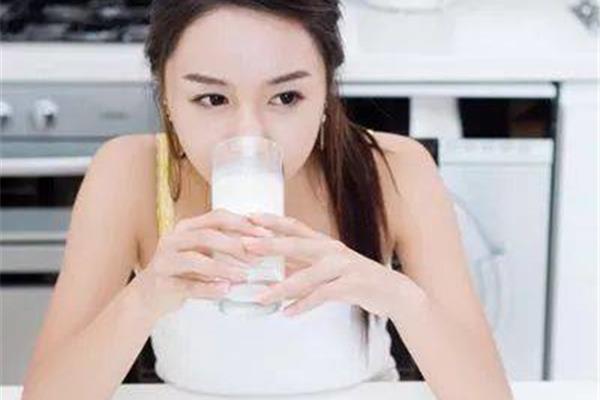早上喝牛奶拉肚子