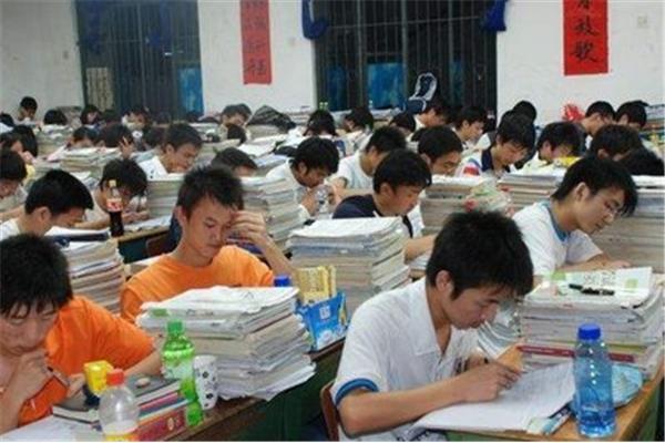 高中一般几点放学