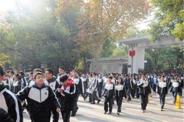 高中一般几点放学