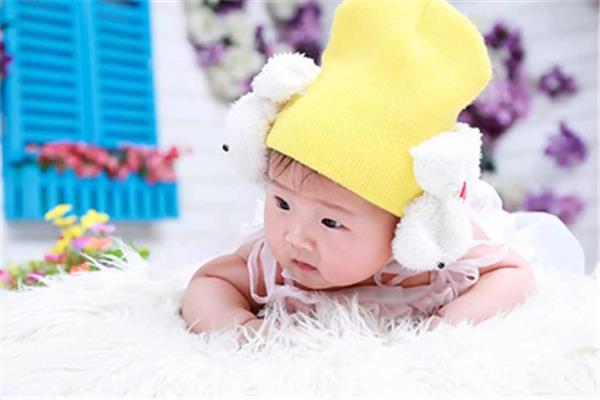 婴儿多久会抬头