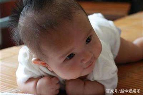 婴儿多久会抬头