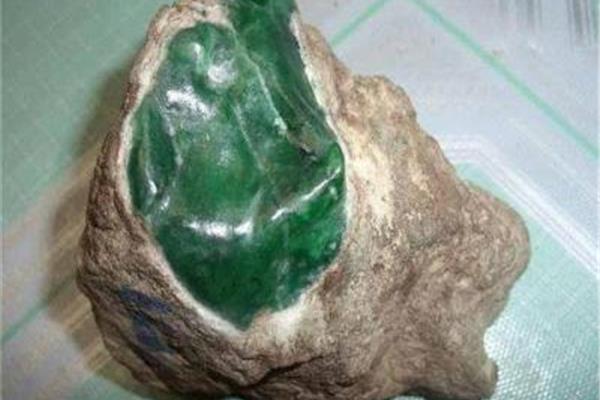 去哪鉴定翡翠
