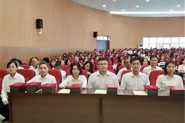 学校工作人员