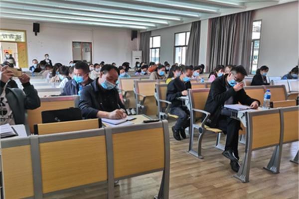 学校工作人员