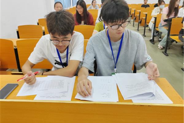 学校工作人员