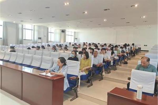 学校工作人员