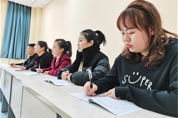 学校工作人员