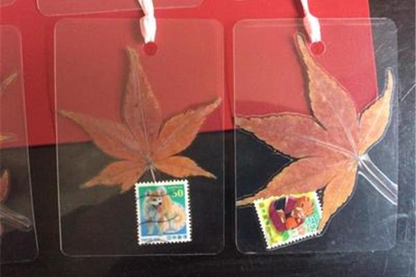 枫叶像邮票扩句