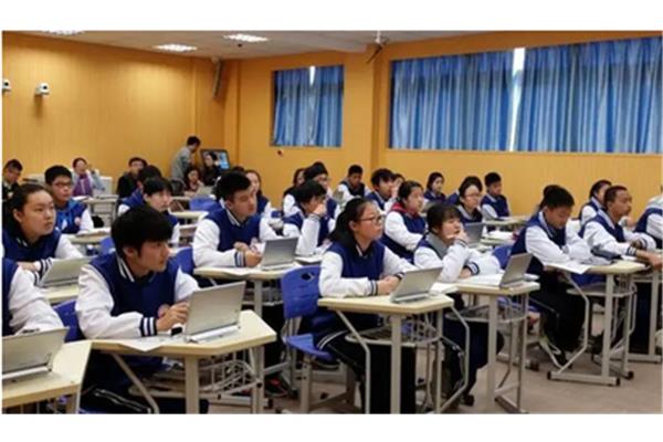 学校工作人员