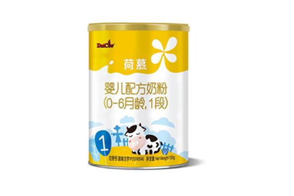 婴儿喝奶粉