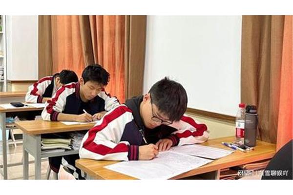 高三补习班多少钱