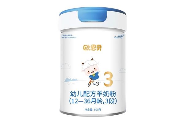 婴儿喝奶粉