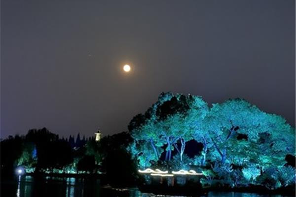 清风拂面中秋夜