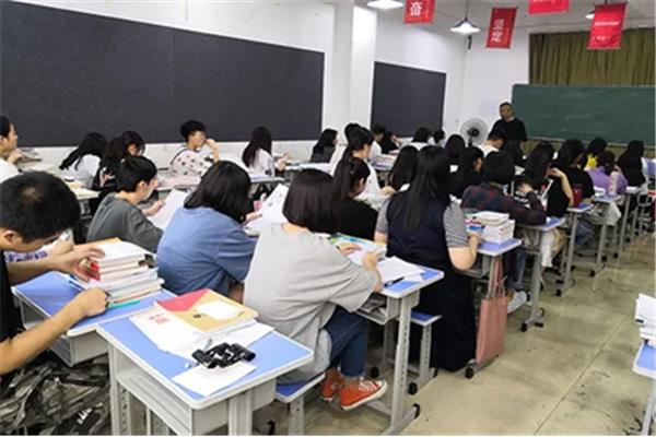 高三补习班多少钱