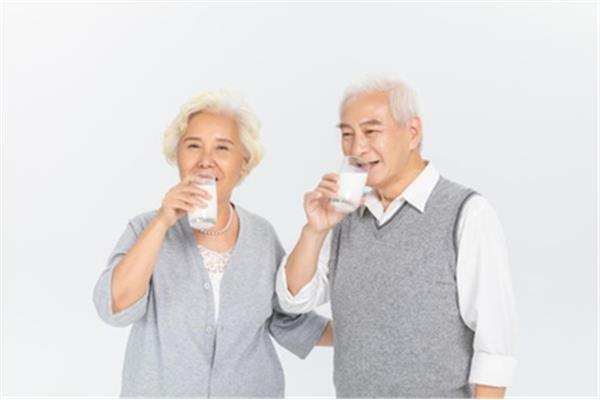 老年人喝的奶粉