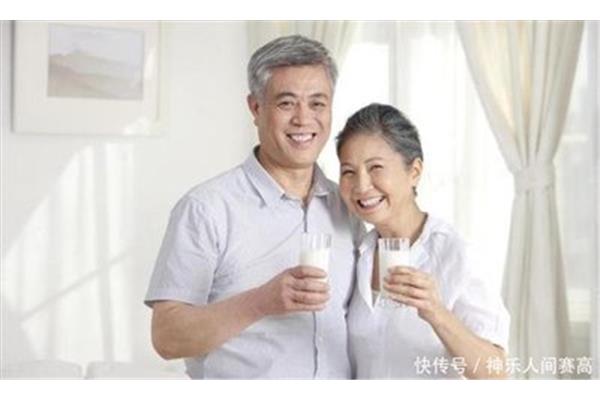 老年人喝的奶粉