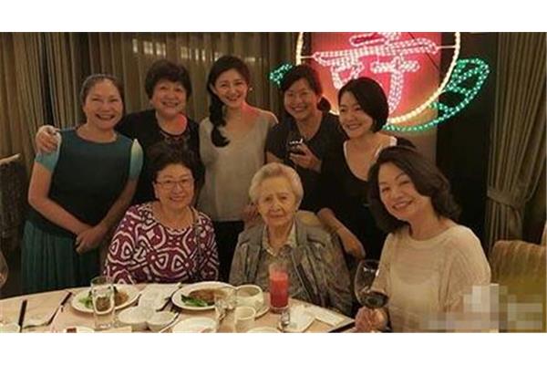 美女露出奶奶