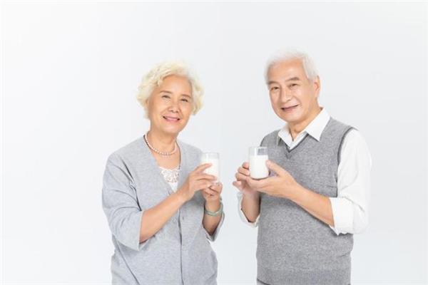 老年人喝的奶粉