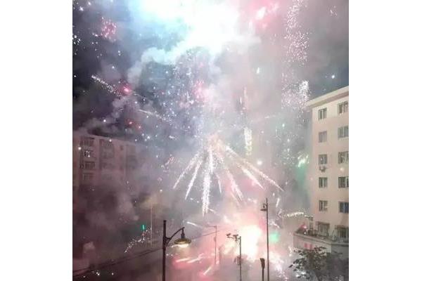 燃放烟花爆竹