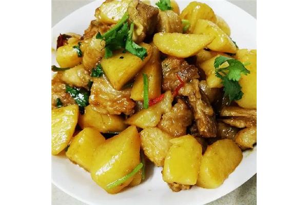 土豆焖五花肉