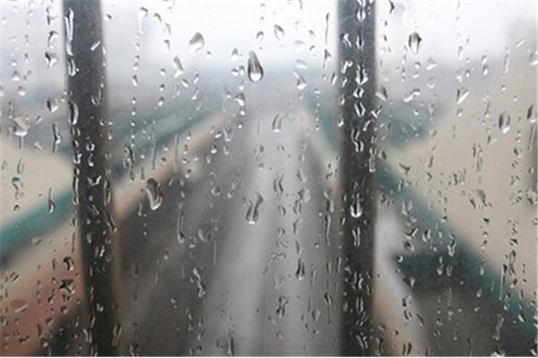 阵雨的情景