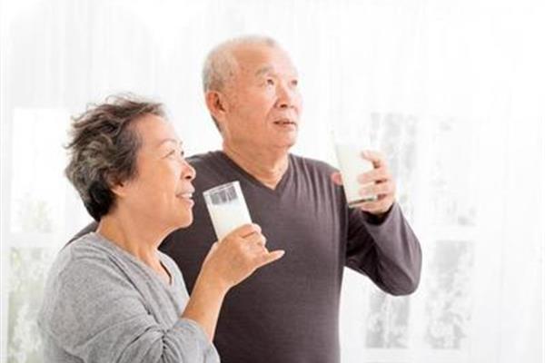 老年人喝的奶粉