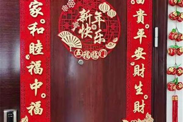 贴对联如何分左右