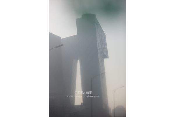 见物不见人