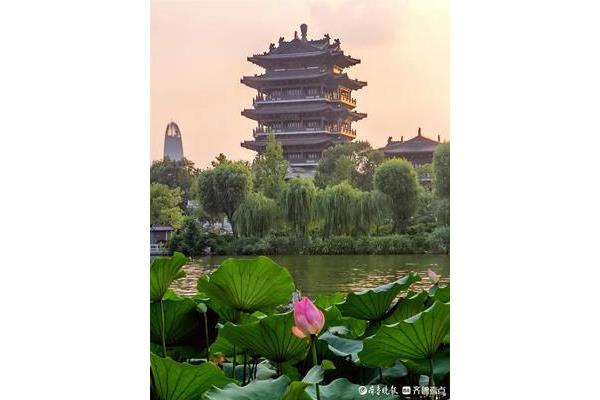 大明湖畔的