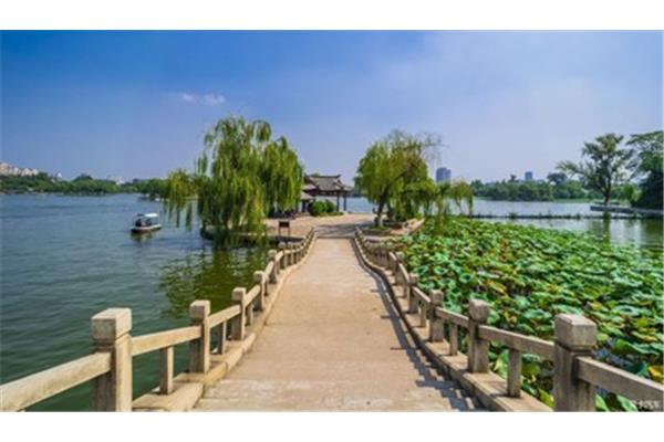 大明湖畔的