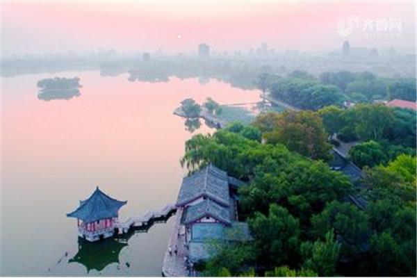 大明湖畔的