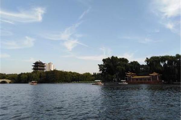 大明湖畔的