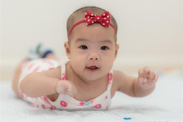 婴儿几个月能坐