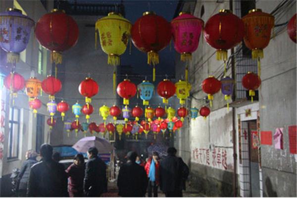 谜底是灯笼的谜语