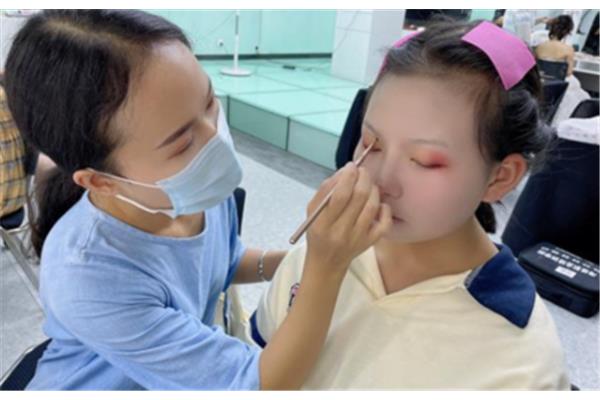 学化妆学费多少