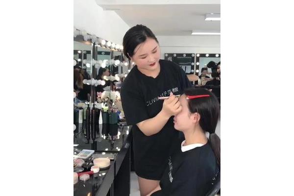 学化妆学费多少
