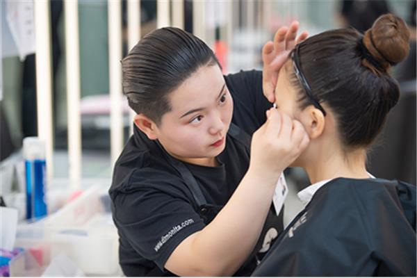 学化妆学费多少