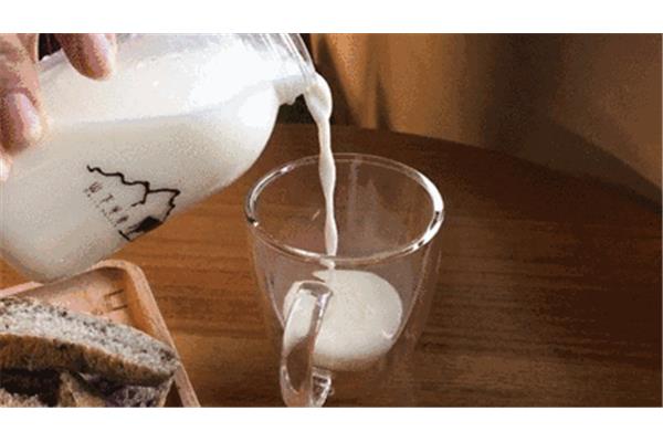 喝牛奶胀气