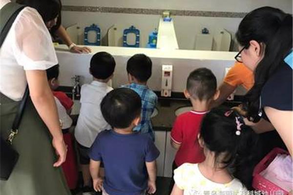 幼儿园照顾小宝宝