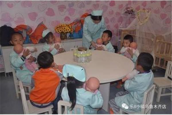 幼儿园照顾小宝宝