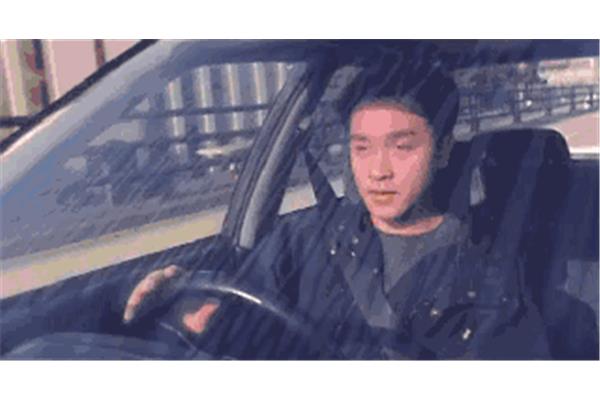 左顾右盼的意思
