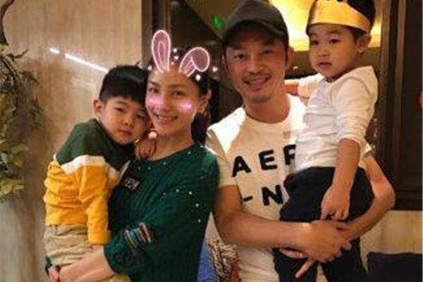 王凯一家四口照片