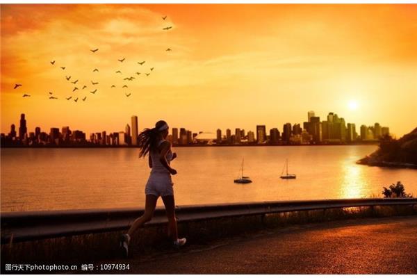 夕阳下的奔跑