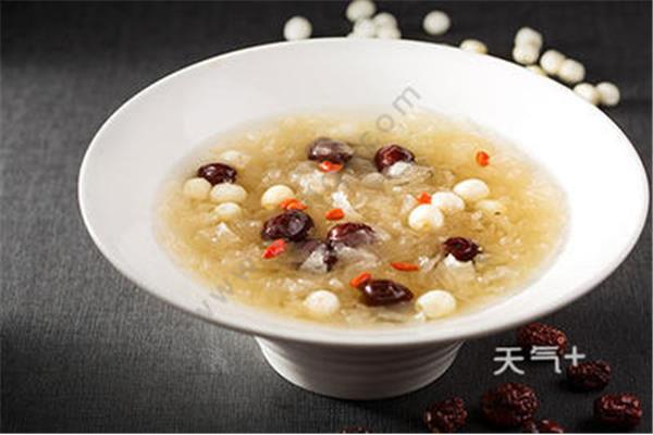 银耳莲子粥的做法