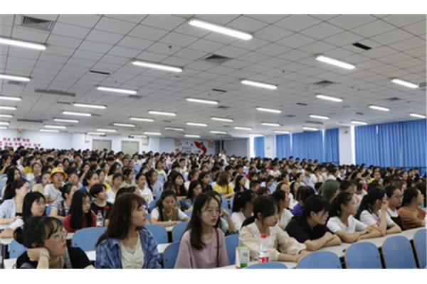 大学新生入学教育