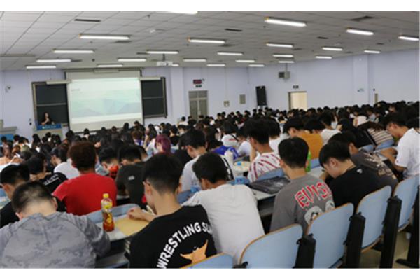 大学新生入学教育