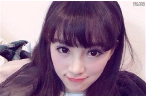 黄灿灿厕所夹断屎
