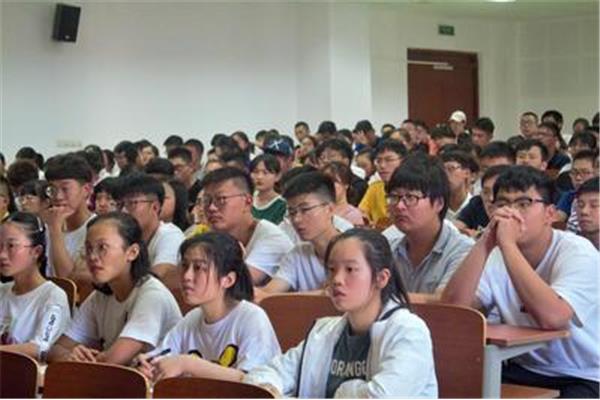 大学新生入学教育
